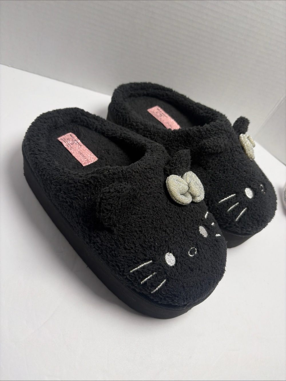 Forever 21 x Hello Kitty Black Plush Platform Slippers Silver Bow Size 8 - 8.5